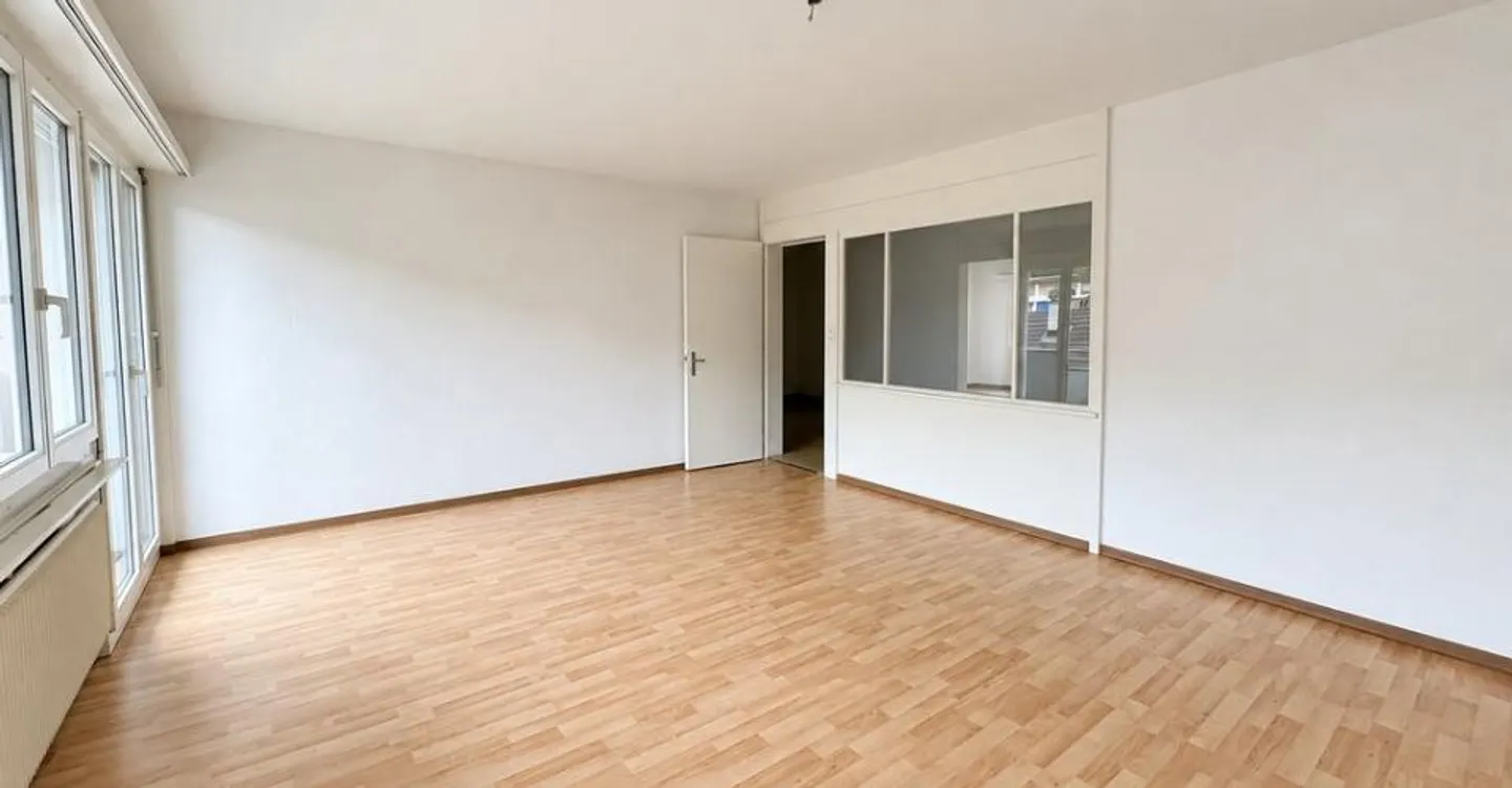 2.5 Room Apartment with Balcony and Good Public Transport Connection in Biel-Bienne - Photo 3 of 9