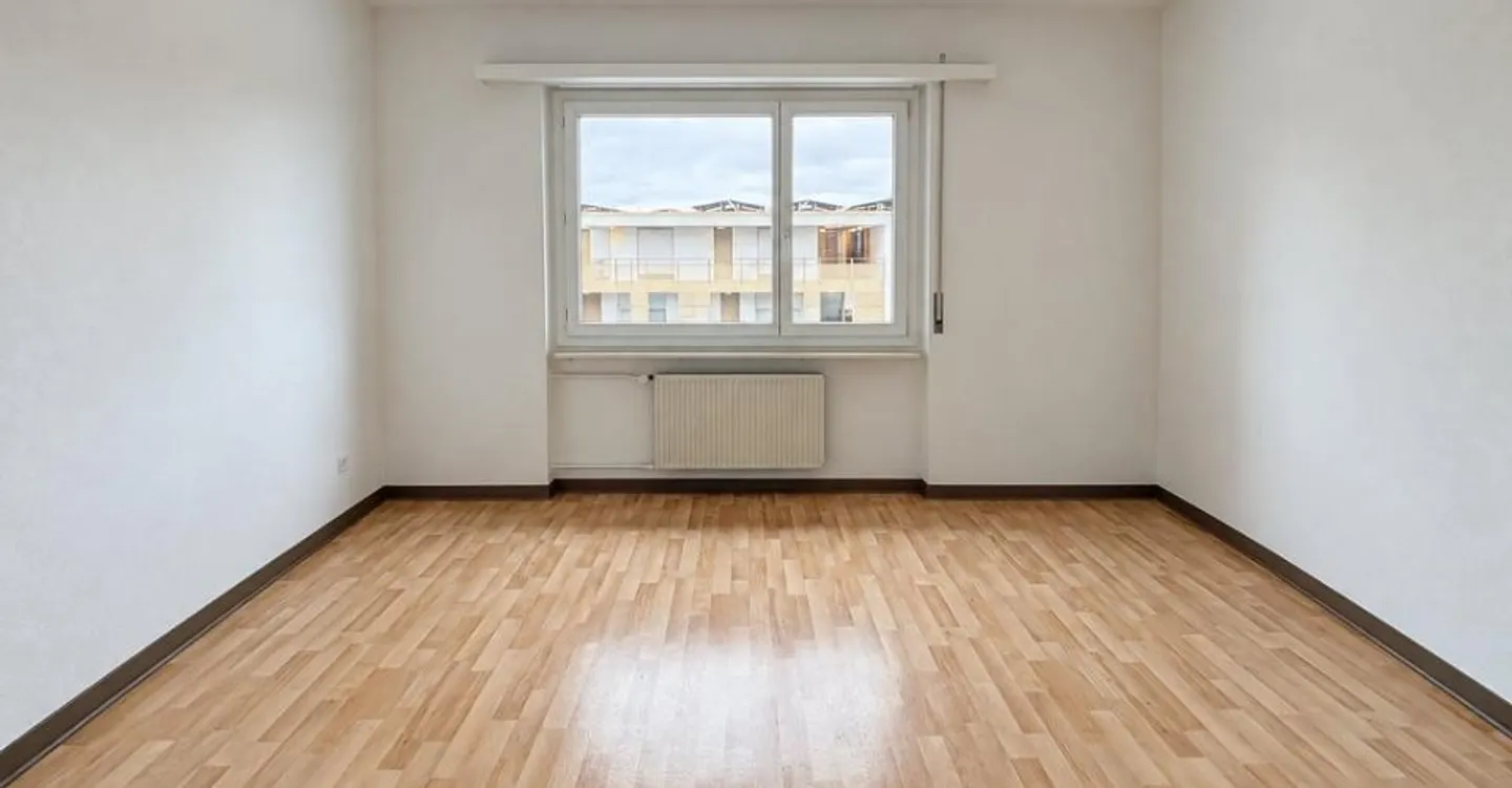 2.5 Room Apartment with Balcony and Good Public Transport Connection in Biel-Bienne - Photo 4 of 9