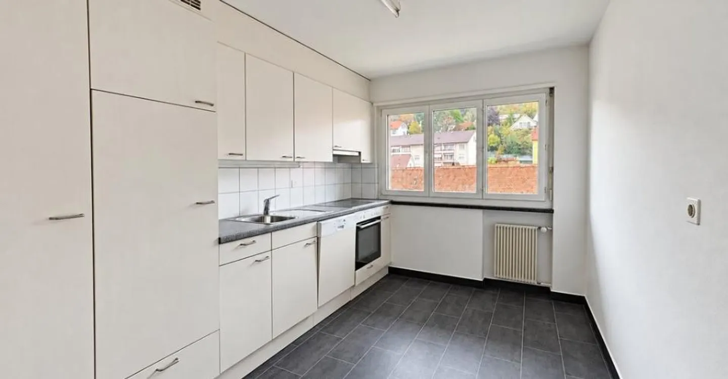 2.5 Room Apartment with Balcony and Good Public Transport Connection in Biel-Bienne - Photo 6 of 9