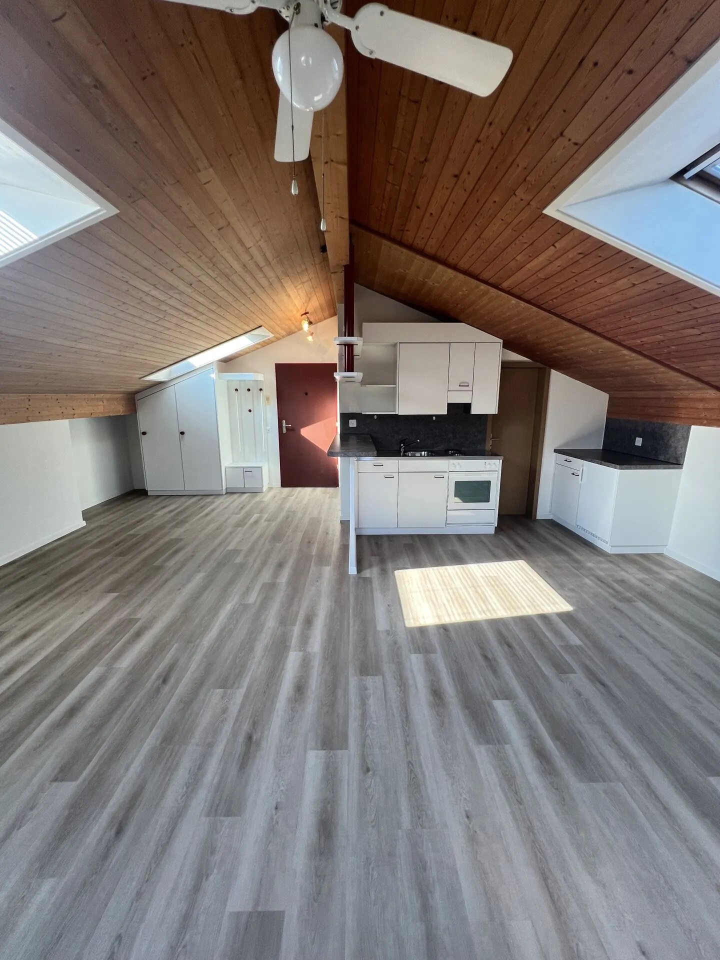 Spacious, bright 1.5-room attic apartment - Photo 2 of 9