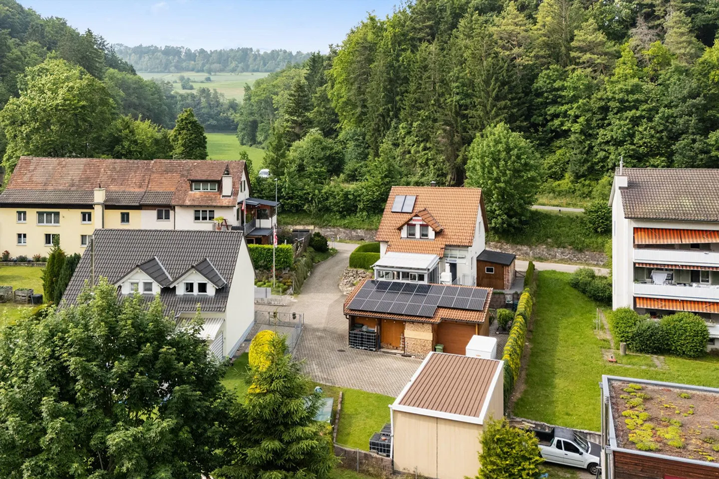 Stylish Living in Bargen: Single-Family House with Motorhome Garage - Photo 1 of 10