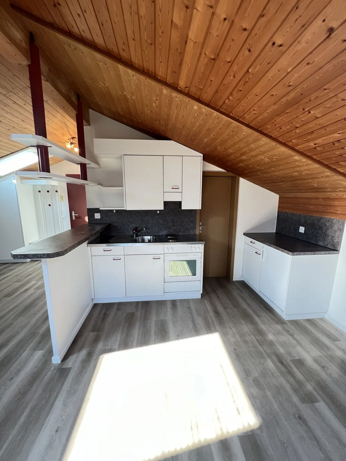 Spacious, bright 1.5-room attic apartment - Photo 4 of 9