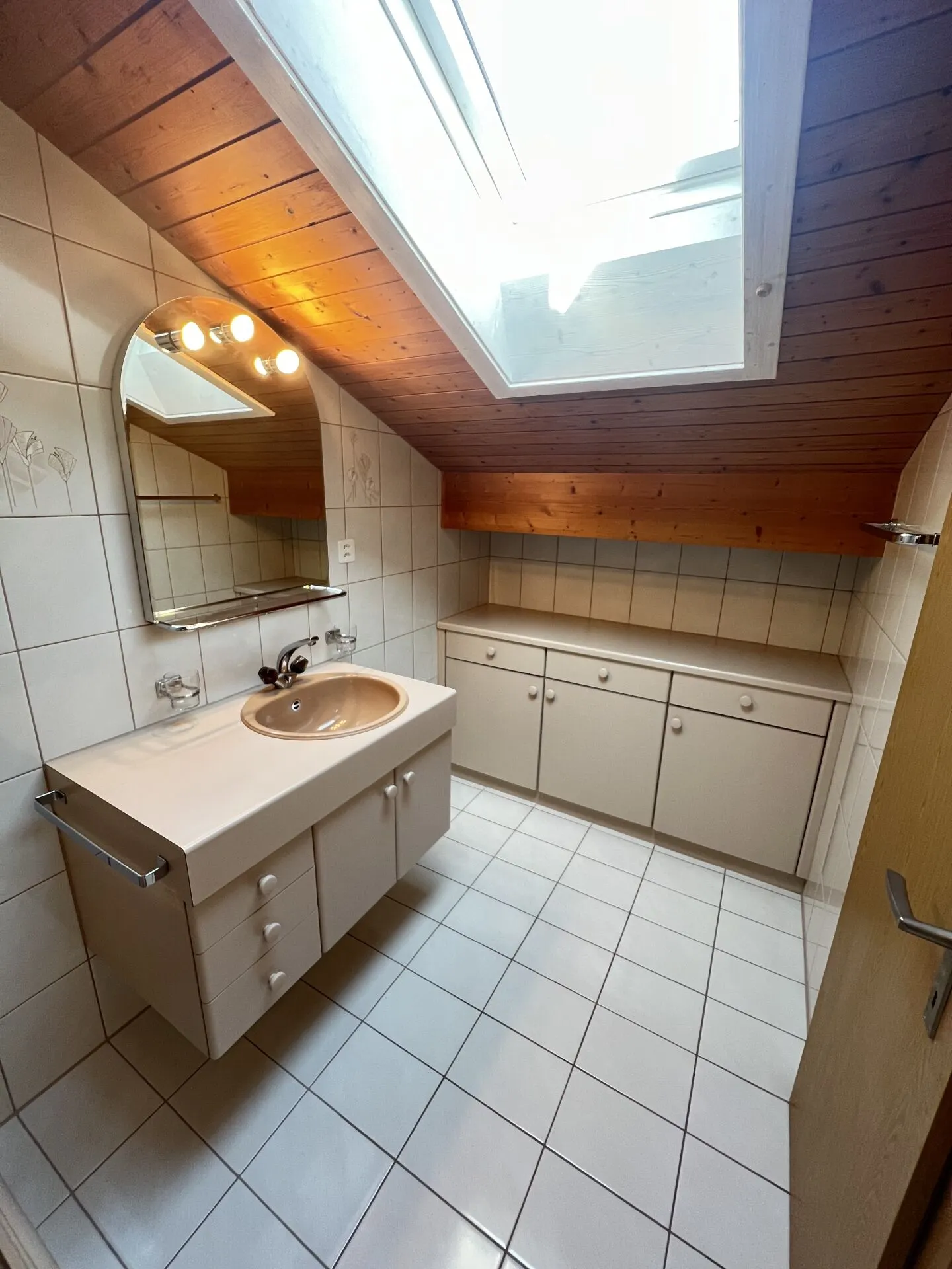 Spacious, bright 1.5-room attic apartment - Photo 6 of 9