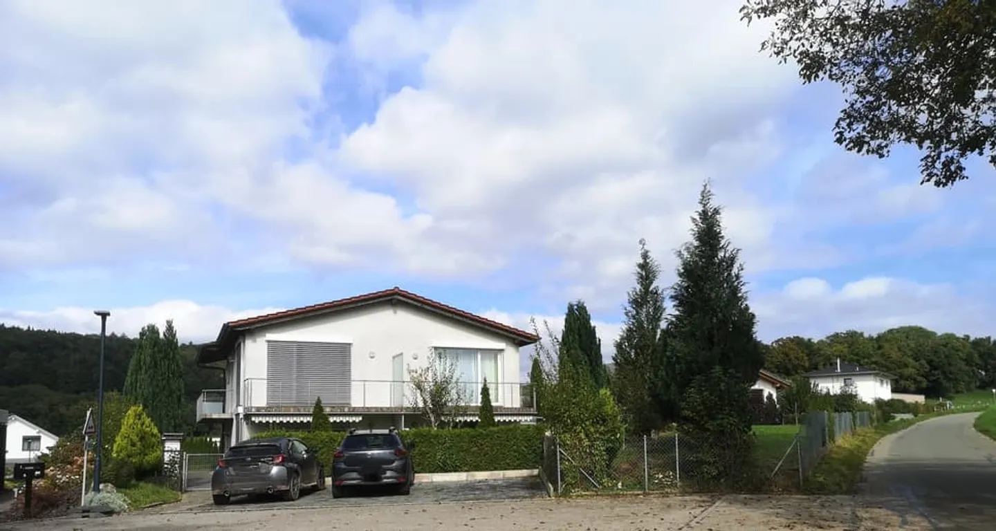 Maison avec deux appartements loués et un appartement pour le propriétaire - Photo 2 sur 13