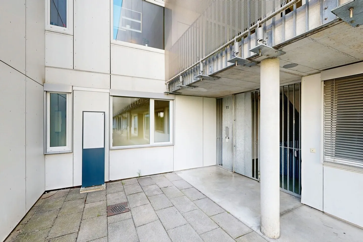 Moderno appartamento di 2,5 stanze con giardino in affitto e terrazza in legno a Zurigo-Schwamen - Foto 2 di 12