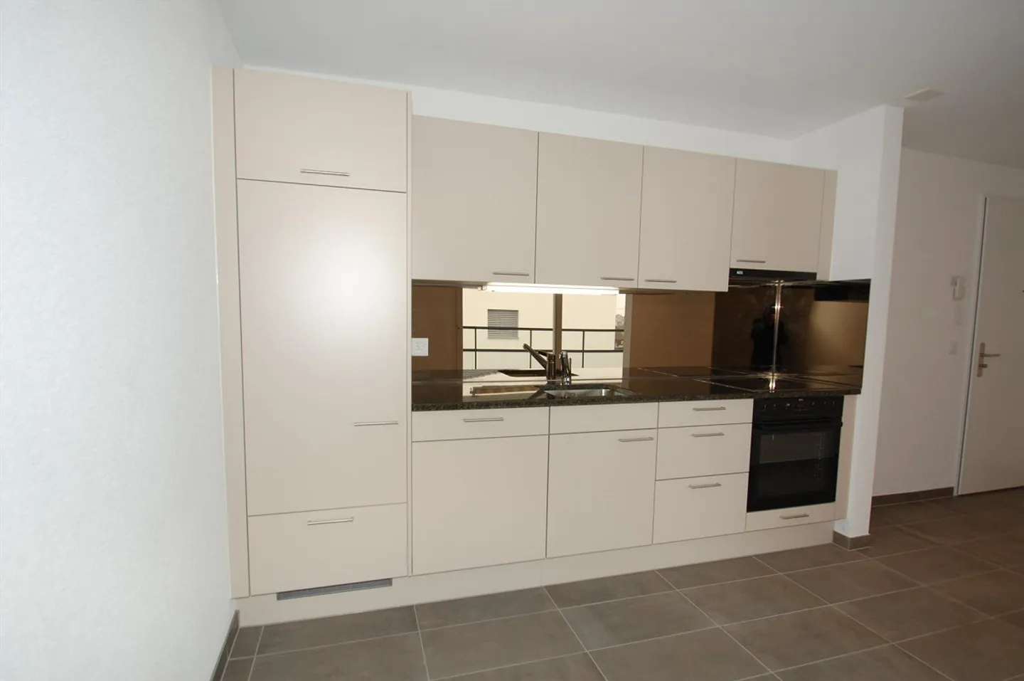 Superbe appartement spacieux au rez-de-chaussée avec d'excellentes connexions de transport... - Photo 2 sur 7