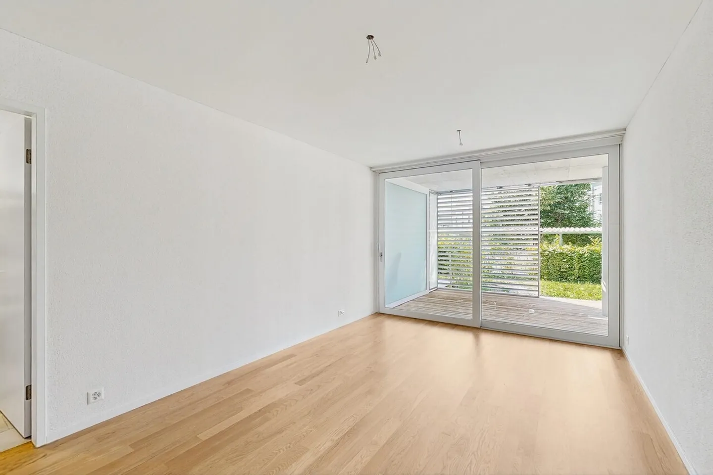 Moderno appartamento di 2,5 stanze con giardino in affitto e terrazza in legno a Zurigo-Schwamen - Foto 6 di 12