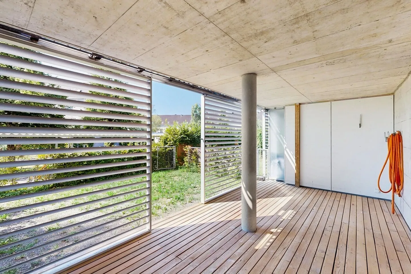 Moderno appartamento di 2,5 stanze con giardino in affitto e terrazza in legno a Zurigo-Schwamen - Foto 7 di 12