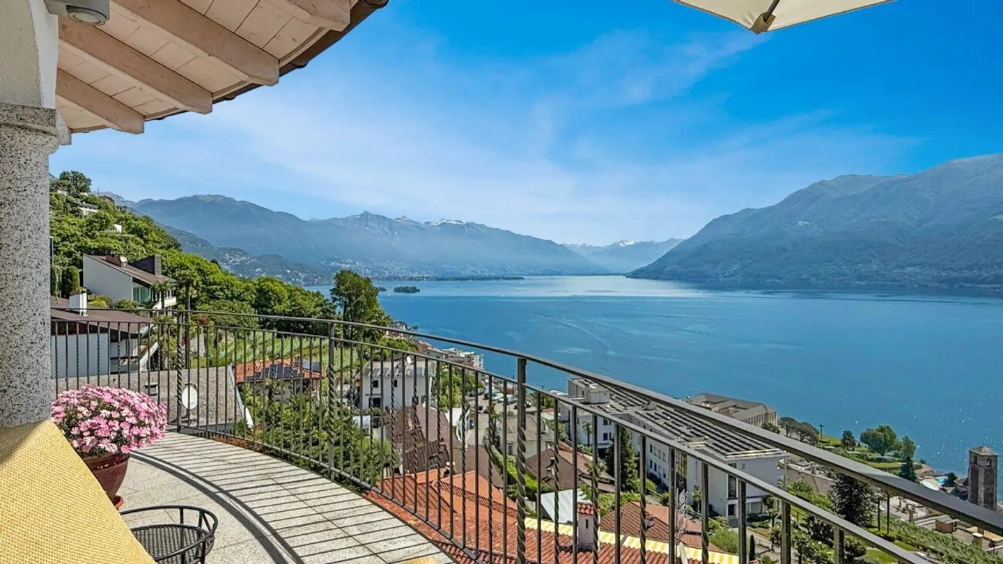 Brissago - Moderne Villa mit Innenpool - Foto 1 di 17
