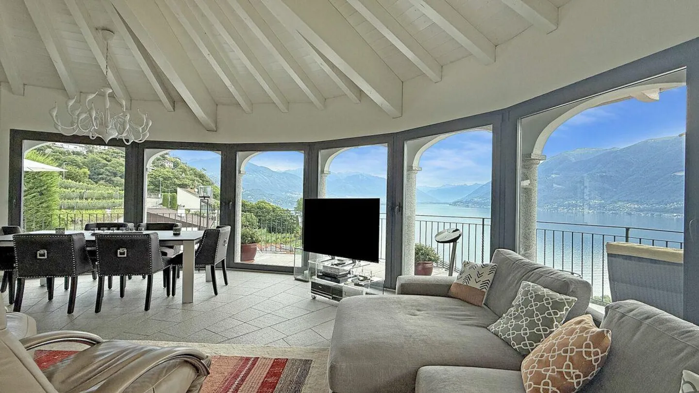 Brissago - Moderne Villa mit Innenpool - Foto 2 di 17