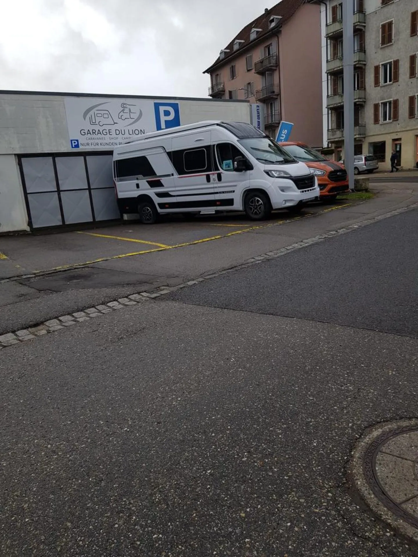 6 Parkplätze an Shell Station Tavannes zu vermieten / 6 places de parkings à louer - Foto 1 von 3