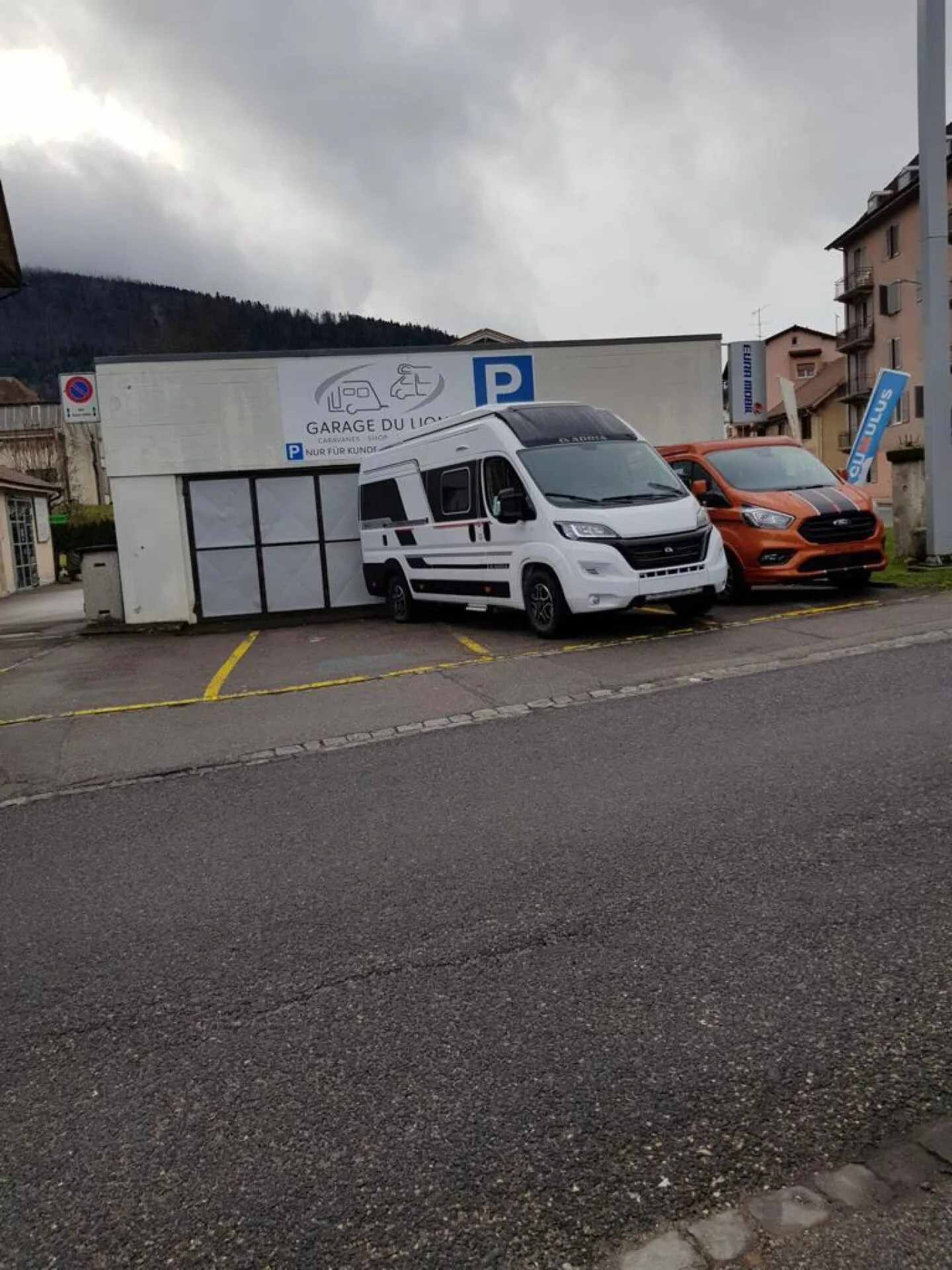 6 Parkplätze an Shell Station Tavannes zu vermieten / 6 places de parkings à louer - Foto 2 von 3