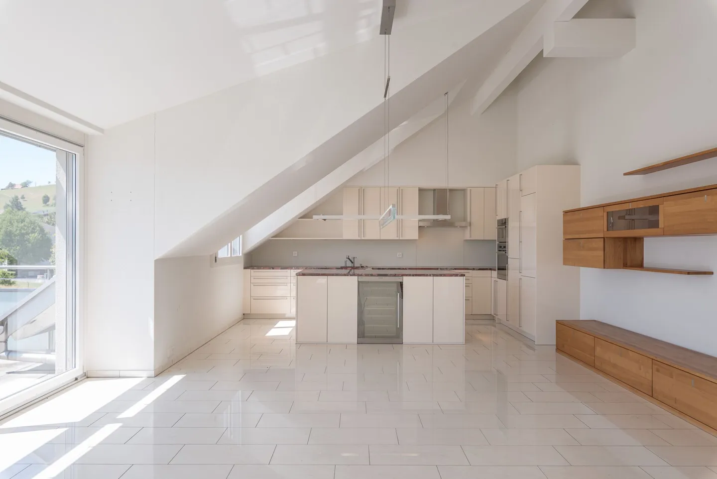 Grosszügige 4.5-Zimmer-Attika-Wohnung mit zwei Tiefgaragenplätzen, zwei Kellern - Foto 2 von 23