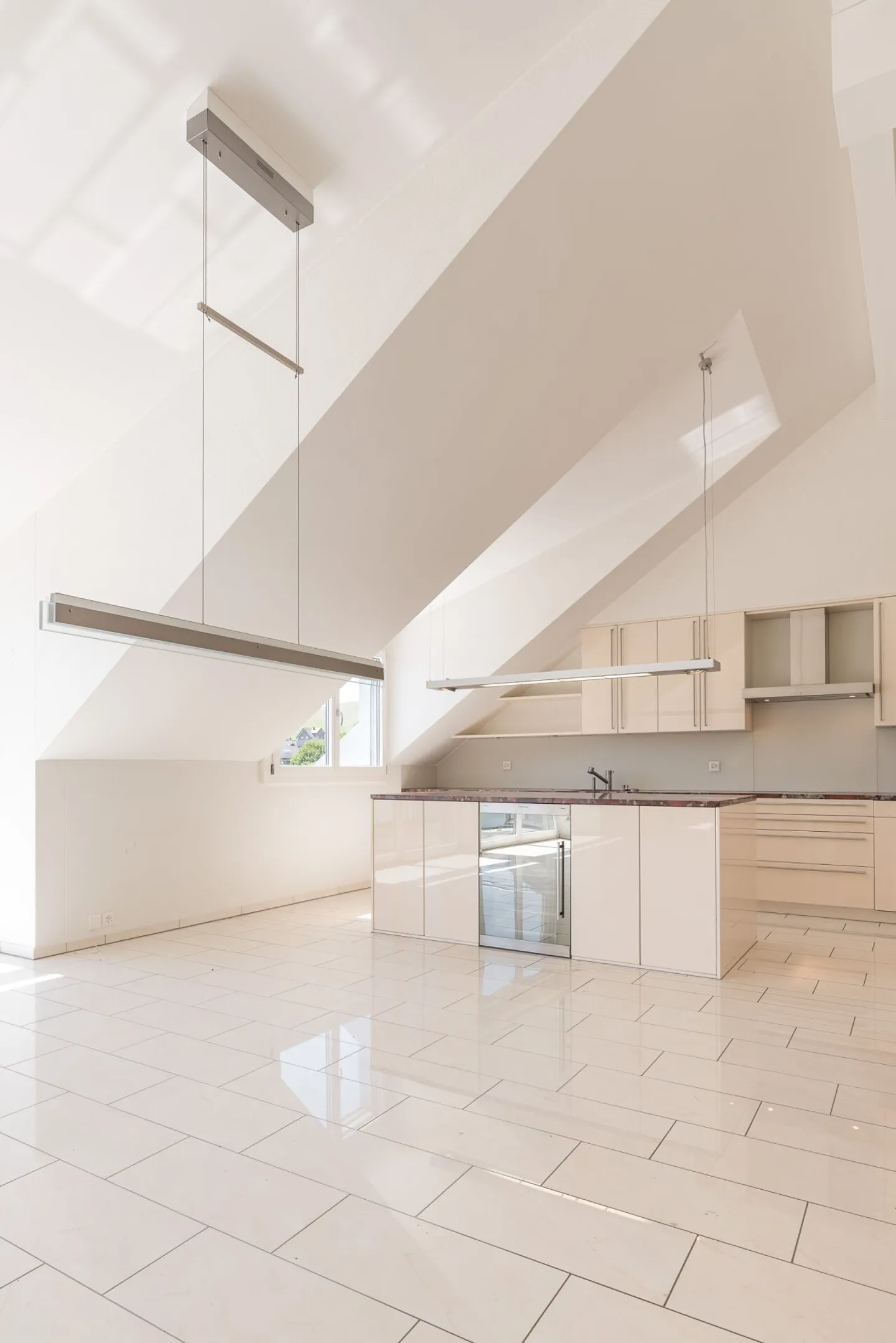 Grosszügige 4.5-Zimmer-Attika-Wohnung mit zwei Tiefgaragenplätzen, zwei Kellern - Foto 5 von 23