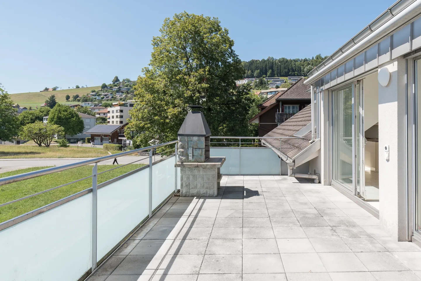 Grosszügige 4.5-Zimmer-Attika-Wohnung mit zwei Tiefgaragenplätzen, zwei Kellern - Foto 4 von 23
