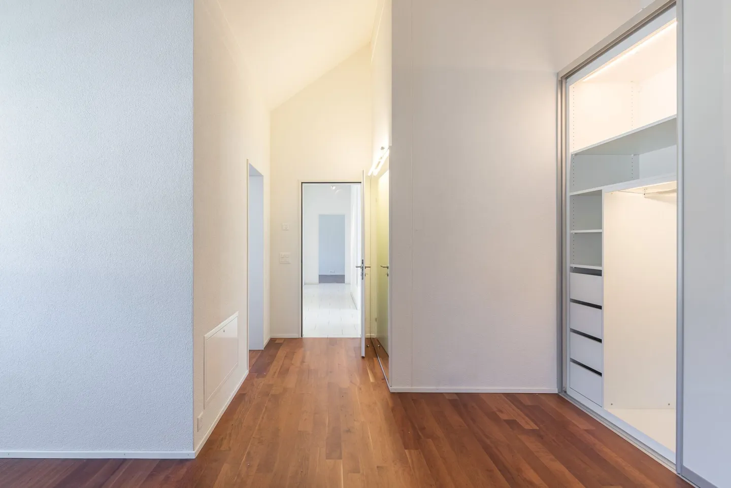 Grosszügige 4.5-Zimmer-Attika-Wohnung mit zwei Tiefgaragenplätzen, zwei Kellern - Foto 13 von 23