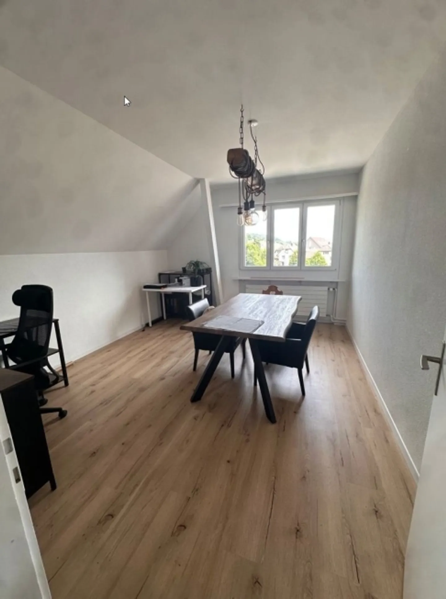 Appartement lumineux et moderne de 3 pièces à Wiedlisbach dans les combles - Photo 1 sur 9