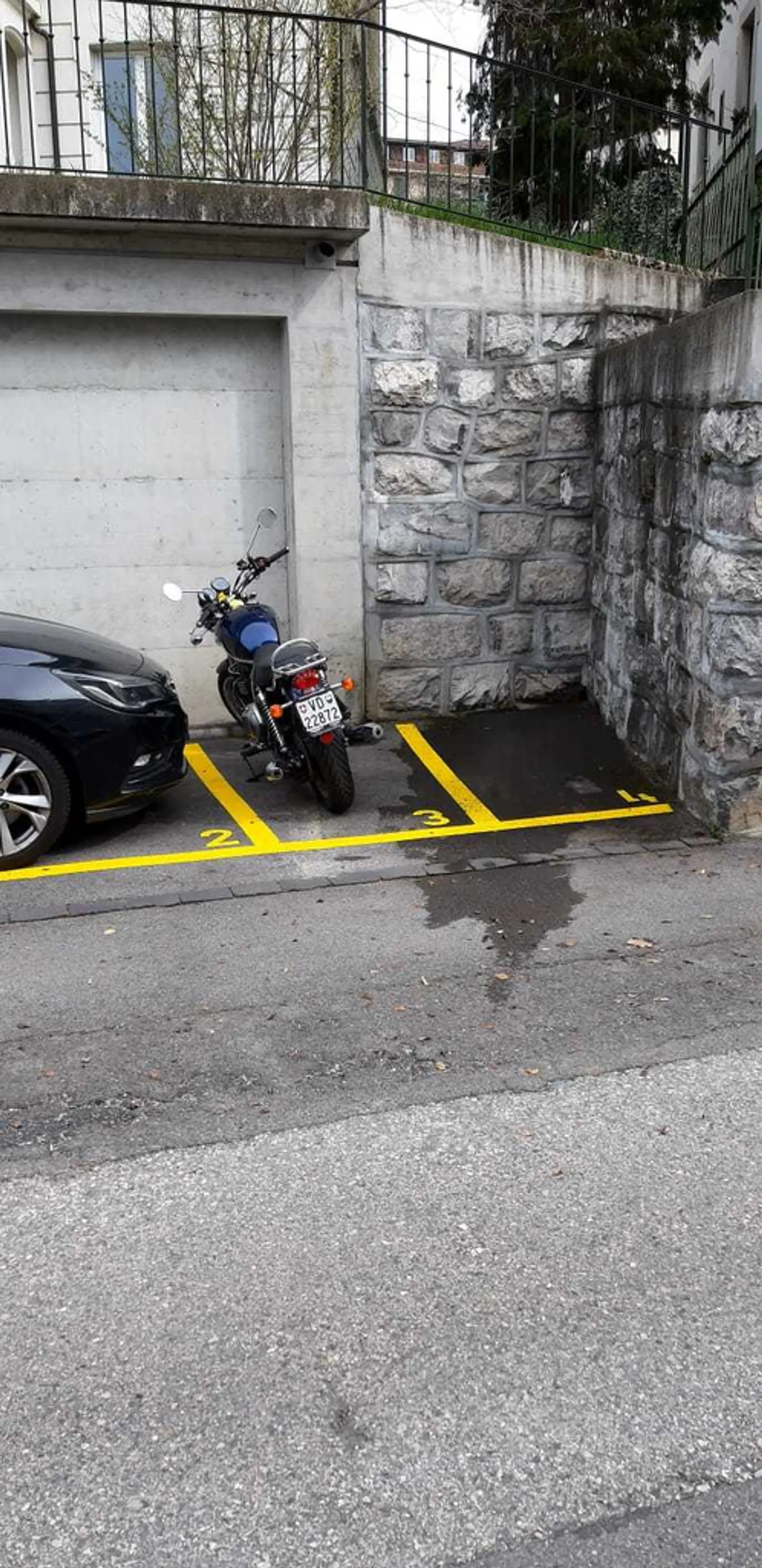 Außen-Motorradparkplatz - Foto 1 von 2
