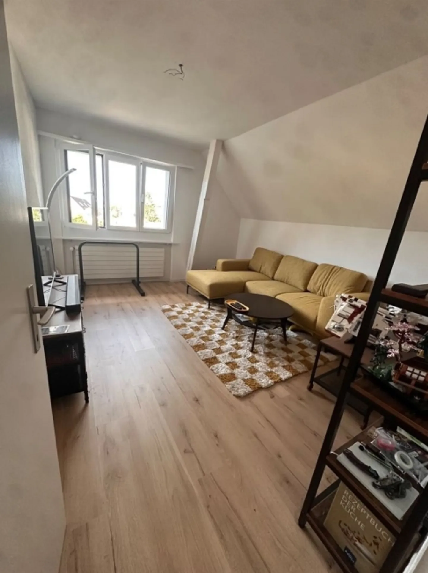 Appartement lumineux et moderne de 3 pièces à Wiedlisbach dans les combles - Photo 2 sur 9