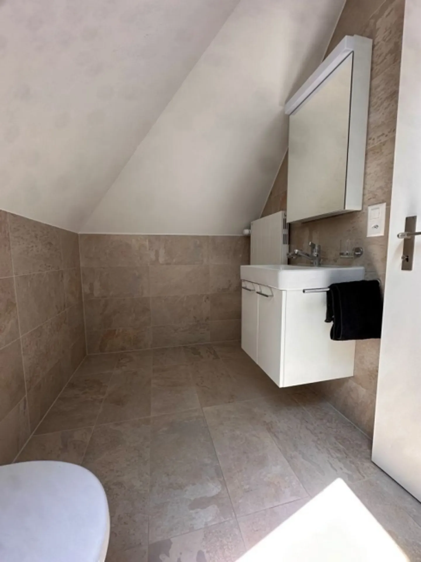 Appartement lumineux et moderne de 3 pièces à Wiedlisbach dans les combles - Photo 5 sur 9