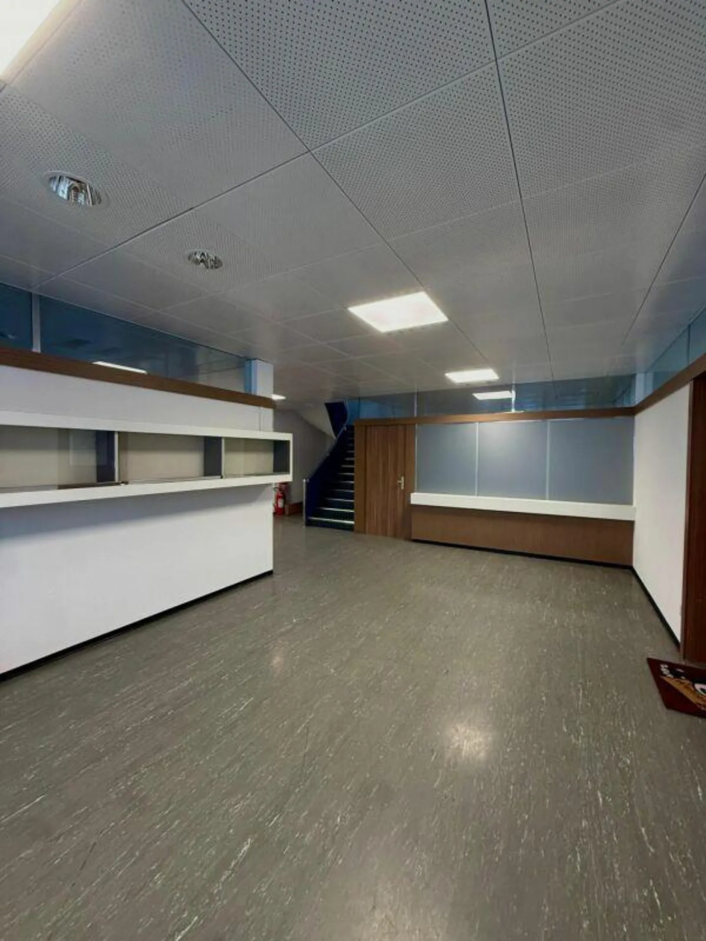 Bright office/commercial space with flexible room layout - Photo 2 of 6