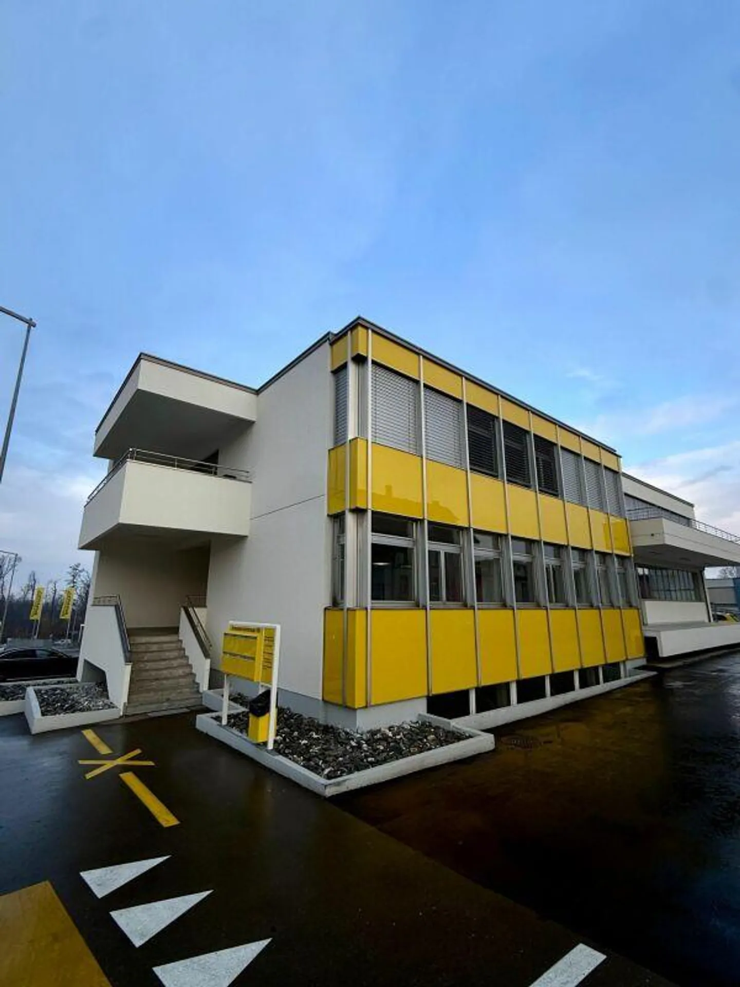 Bright office/commercial space with flexible room layout - Photo 1 of 6