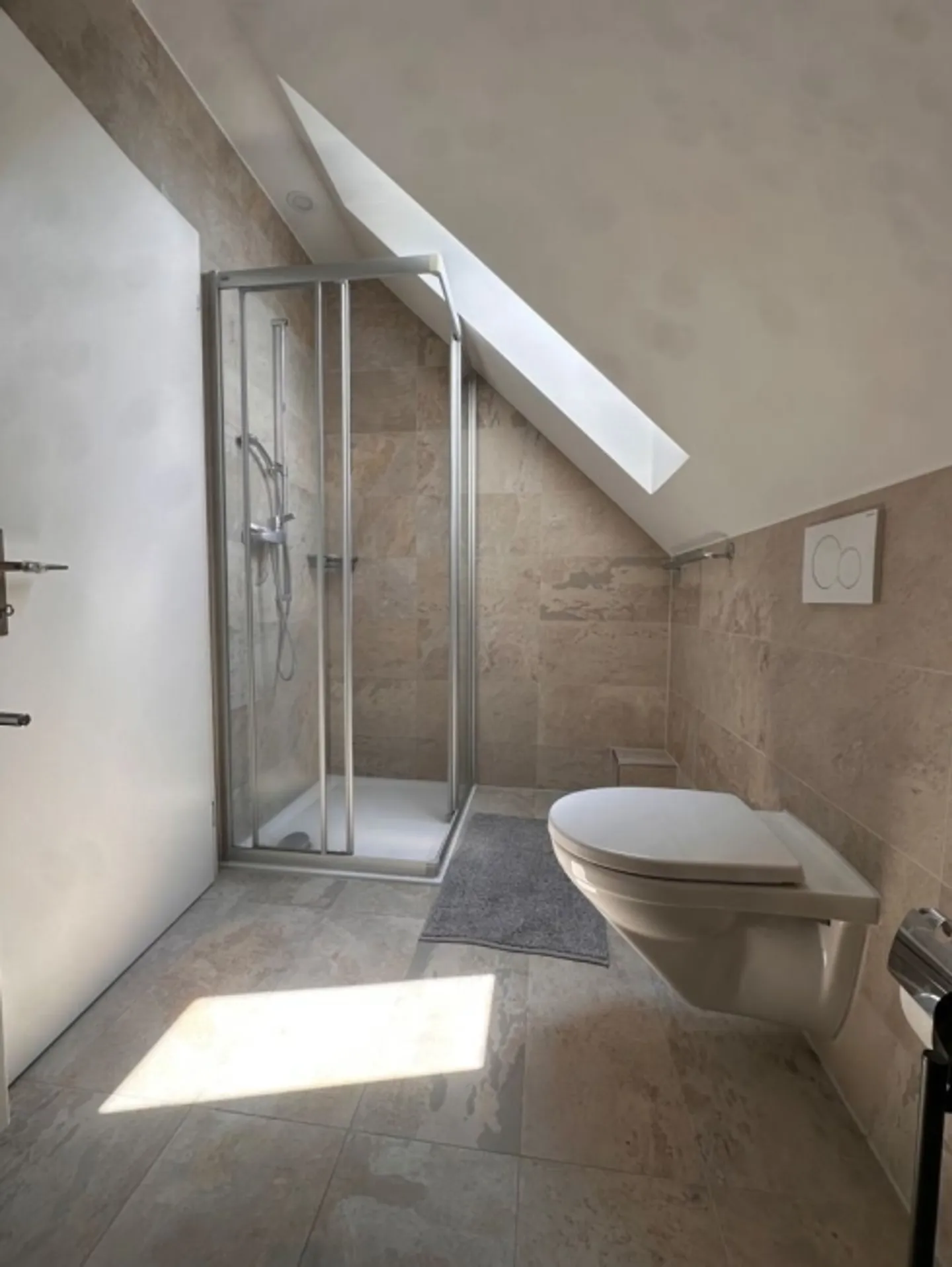 Appartement lumineux et moderne de 3 pièces à Wiedlisbach dans les combles - Photo 4 sur 9