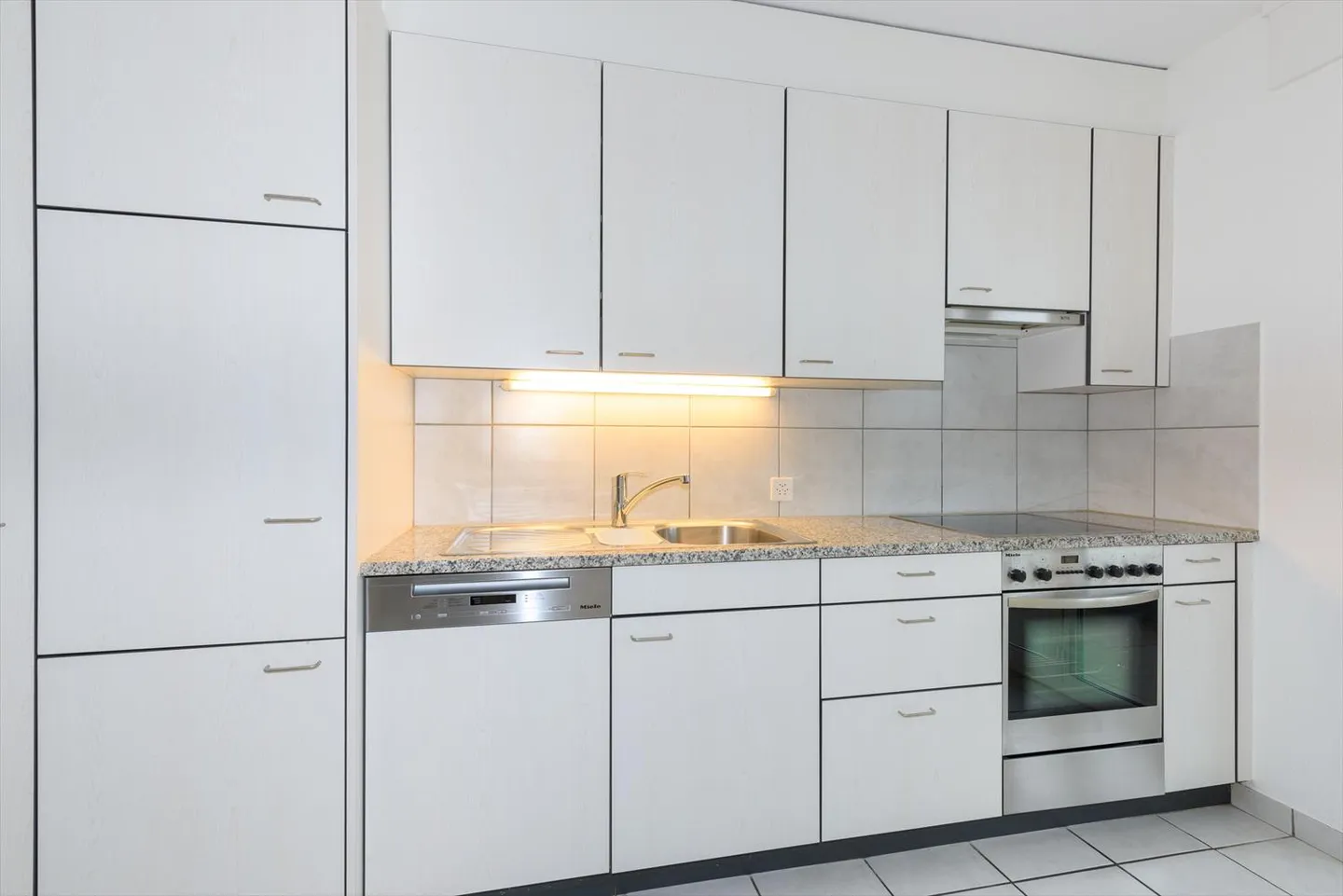 Spacious and bright apartment - Photo 2 of 8