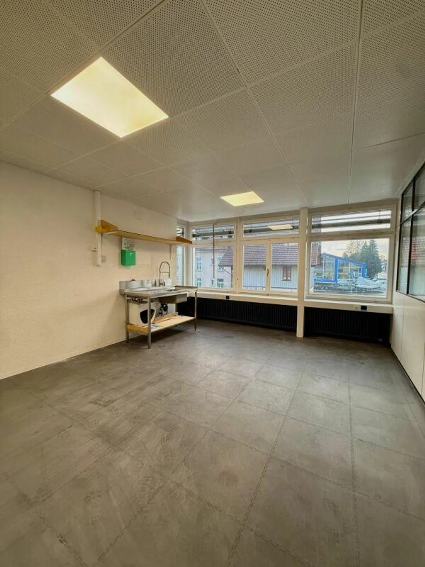 Bright office/commercial space with flexible room layout - Photo 6 of 6