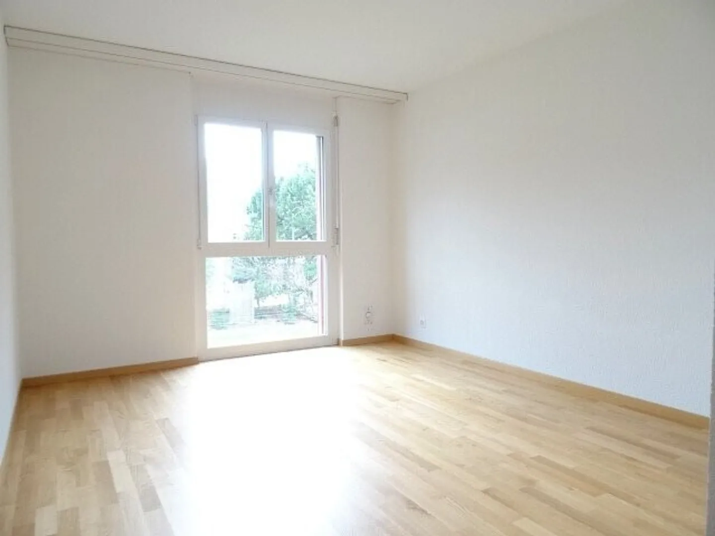 Modernes 3.5-Zimmer-Apartment mit Garten - Foto 7 von 10
