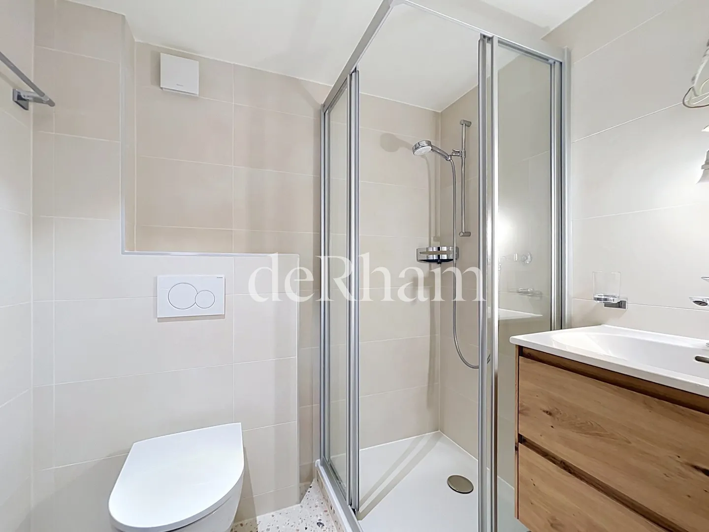 Charming Villa with Lake View - Photo 13 of 13