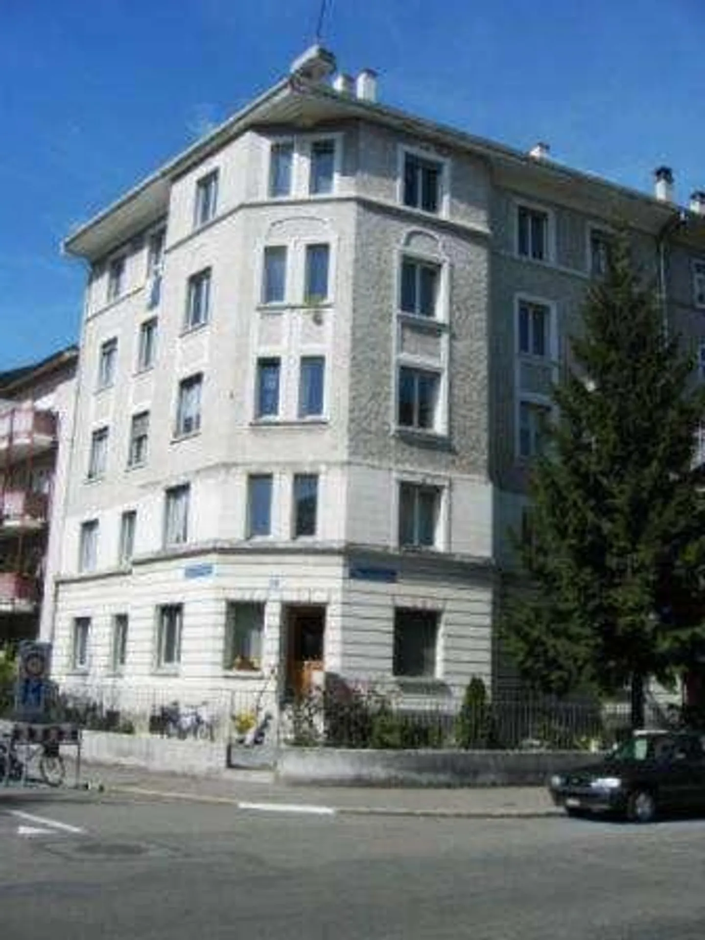 Quiet individual sought for a beautiful old apartment - Photo 1 of 4