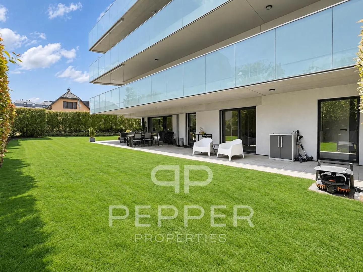 Stunning garden-level apartment with remarkable exteriors - Photo 2 of 13