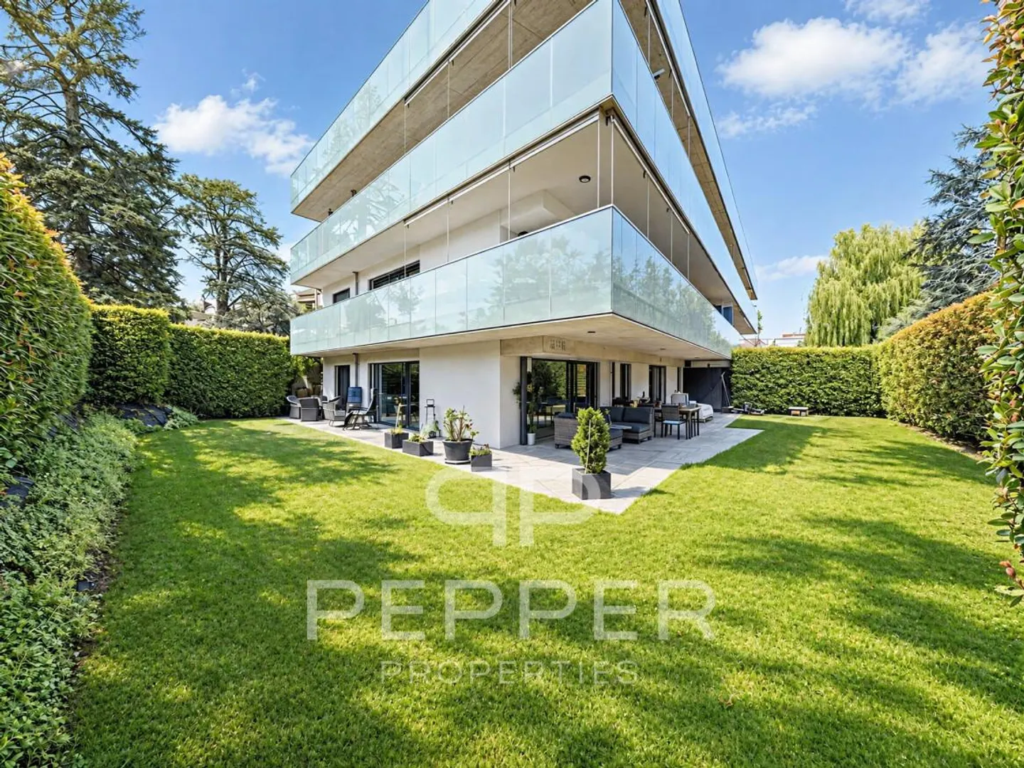 Stunning garden-level apartment with remarkable exteriors - Photo 3 of 13