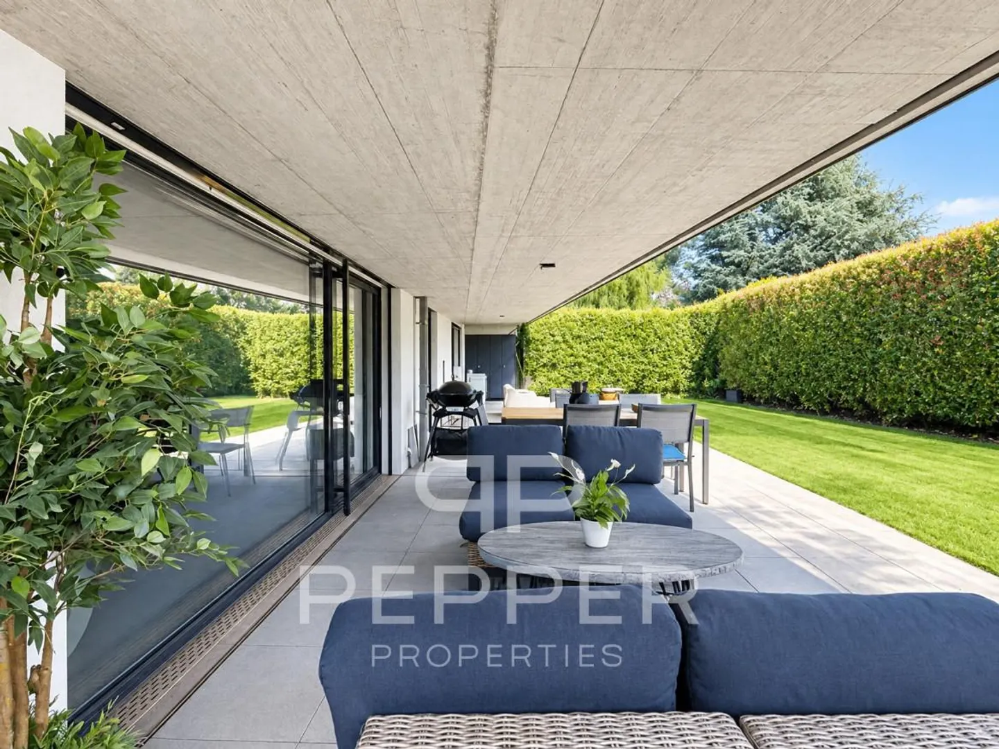 Stunning garden-level apartment with remarkable exteriors - Photo 6 of 13