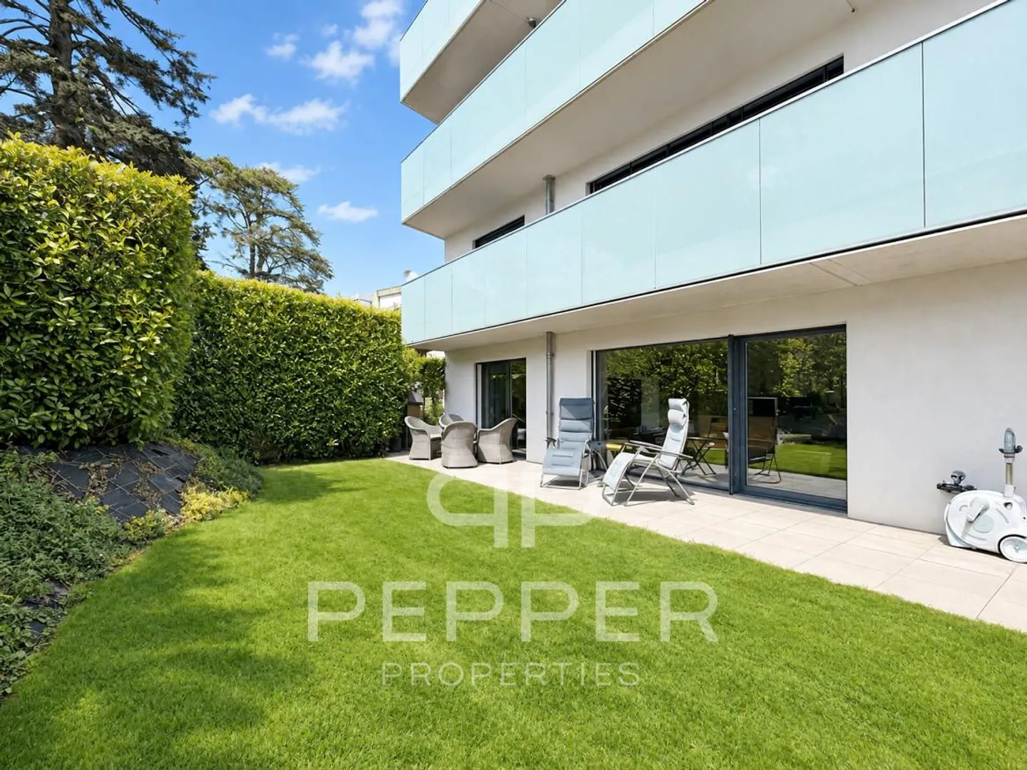 Stunning garden-level apartment with remarkable exteriors - Photo 13 of 13