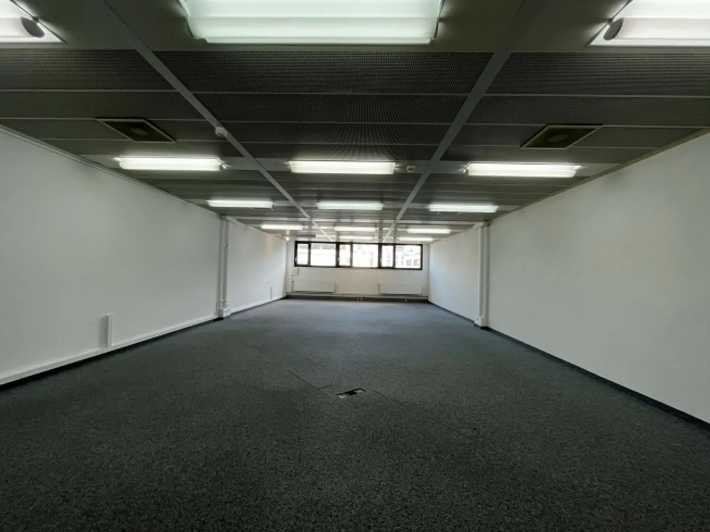 87 m2 Büro in der Nähe von Annehmlichkeiten und Verkehrsanbindungen - Foto 1 von 4