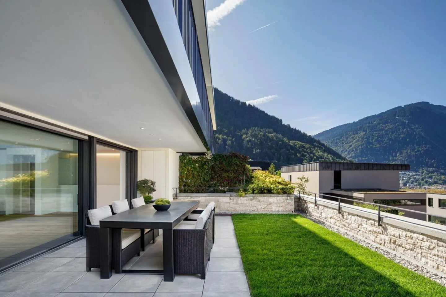 Sonnenverwöhntes Doppeleinfamilienhaus an Top-Hanglage! - Foto 1 von 5