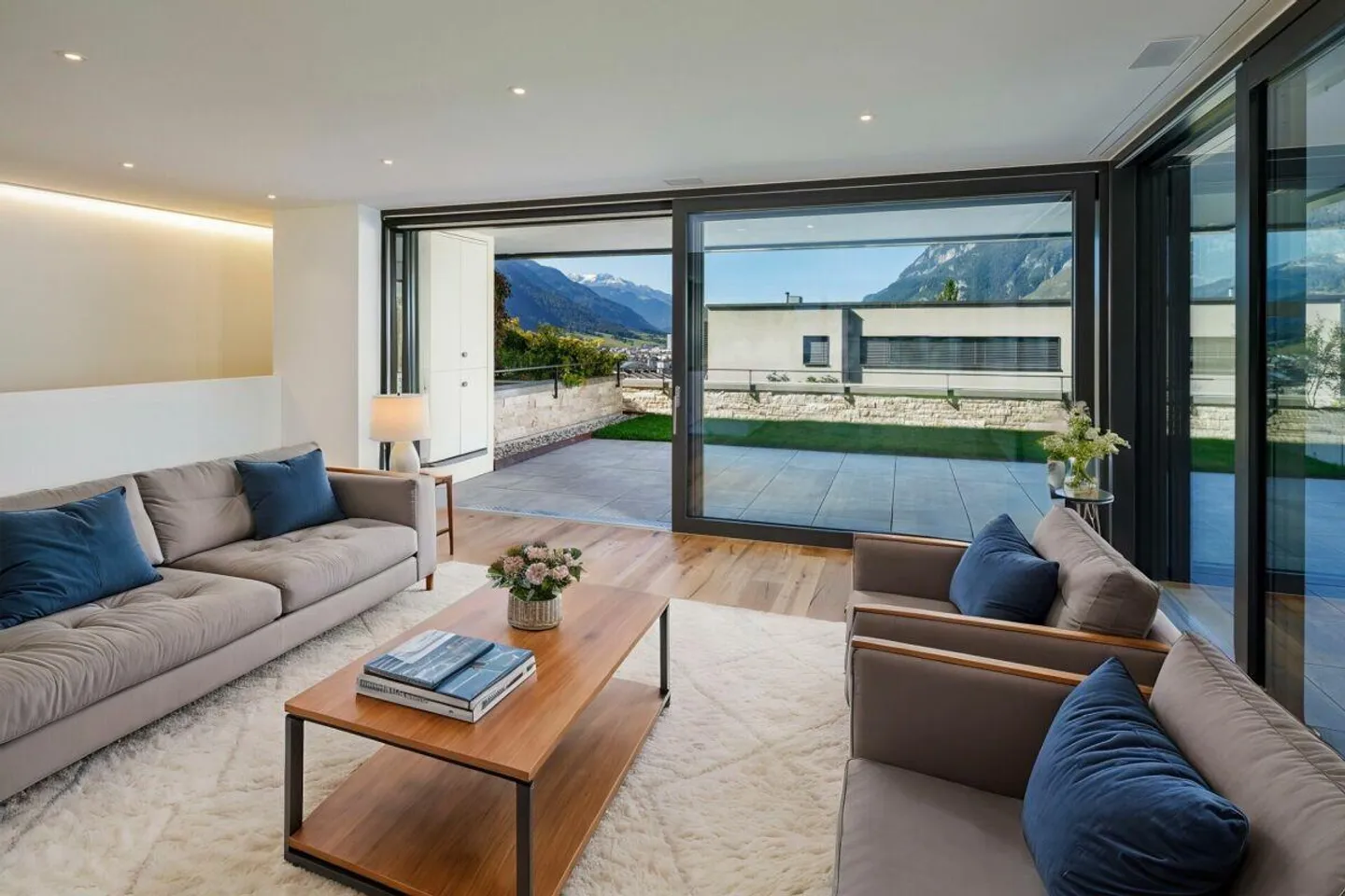 Sonnenverwöhntes Doppeleinfamilienhaus an Top-Hanglage! - Foto 3 von 5