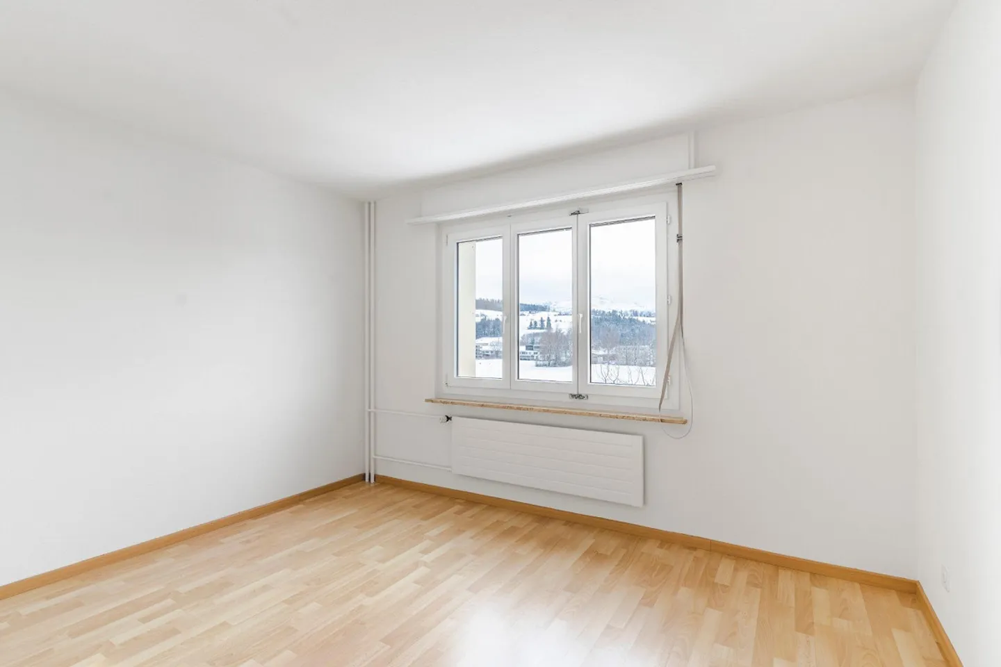 Cozy living with a view of greenery - Photo 3 of 6