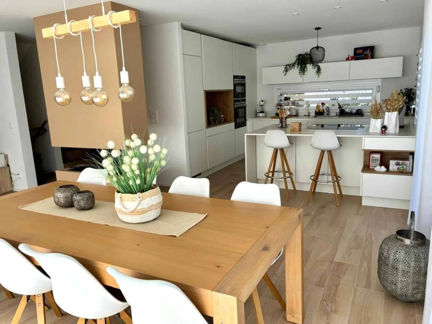 Modern villa with beautiful finishes - Photo 2 of 6