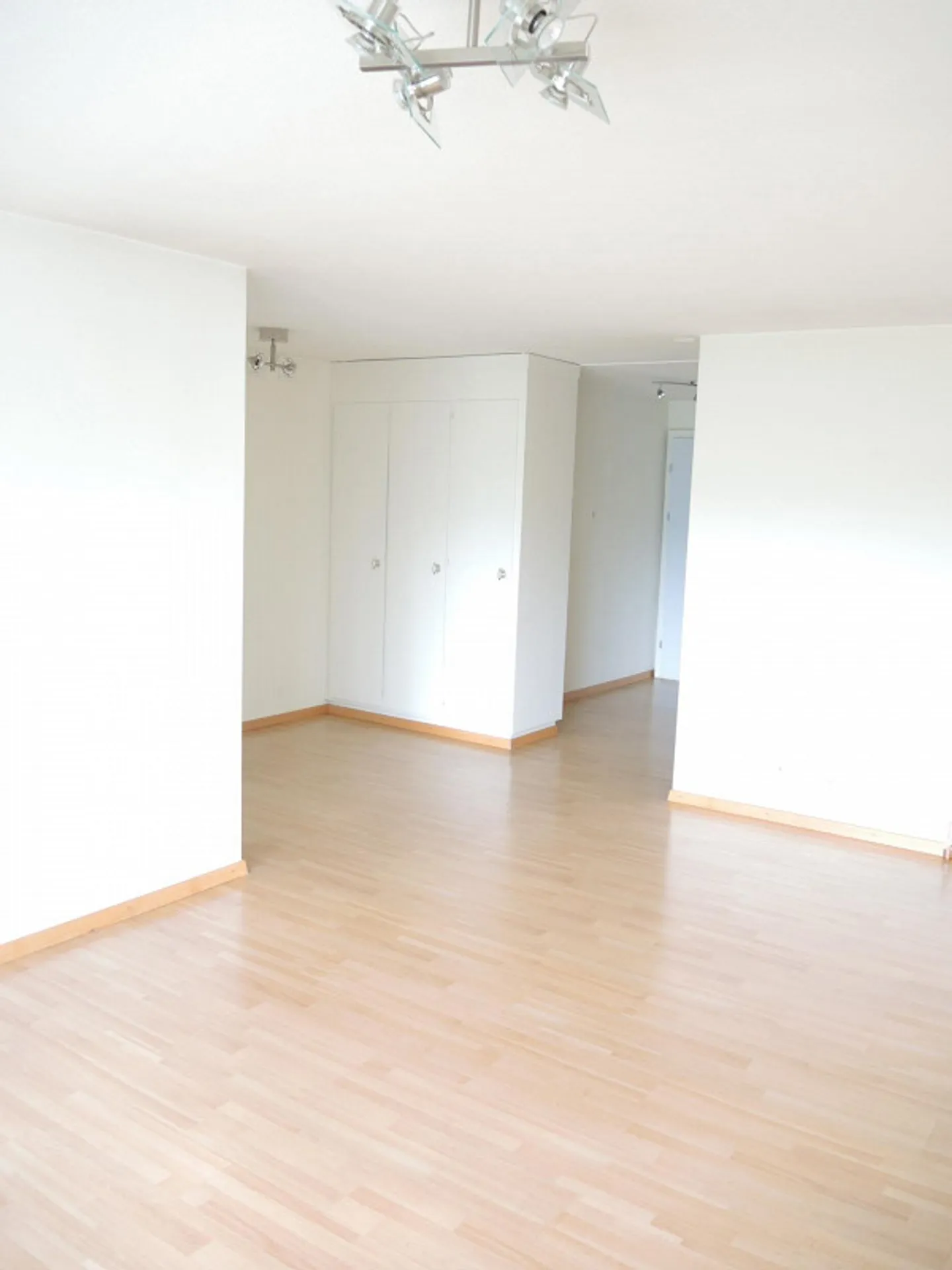 Cozy living with a view of greenery - Photo 1 of 6