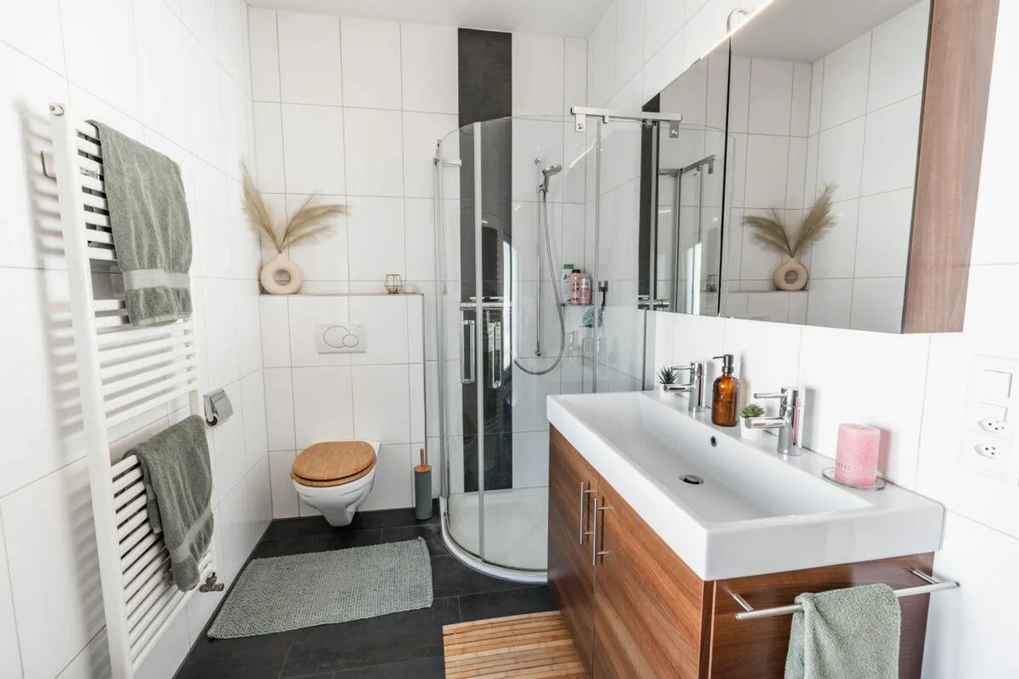 Maison individuelle spacieuse de 8 pièces avec appartement, jardin et grande terrasse - Photo 5 sur 14