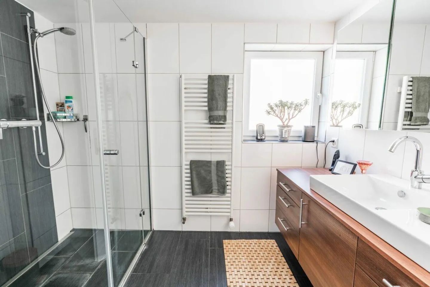 Maison individuelle spacieuse de 8 pièces avec appartement, jardin et grande terrasse - Photo 6 sur 14