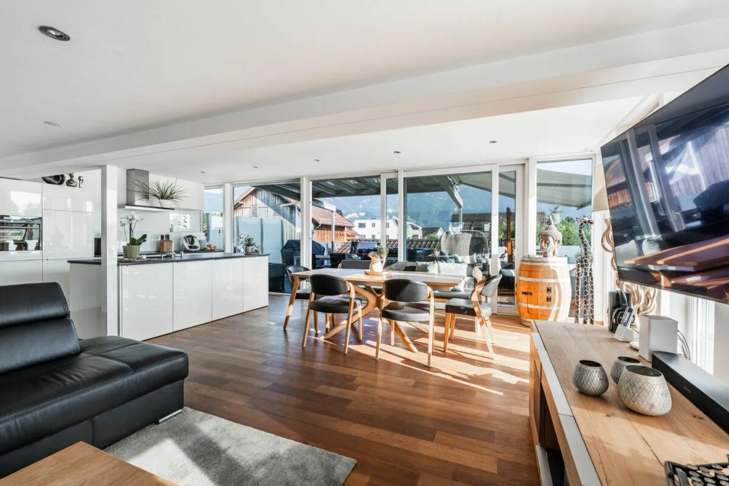 Maison individuelle spacieuse de 8 pièces avec appartement, jardin et grande terrasse - Photo 3 sur 14