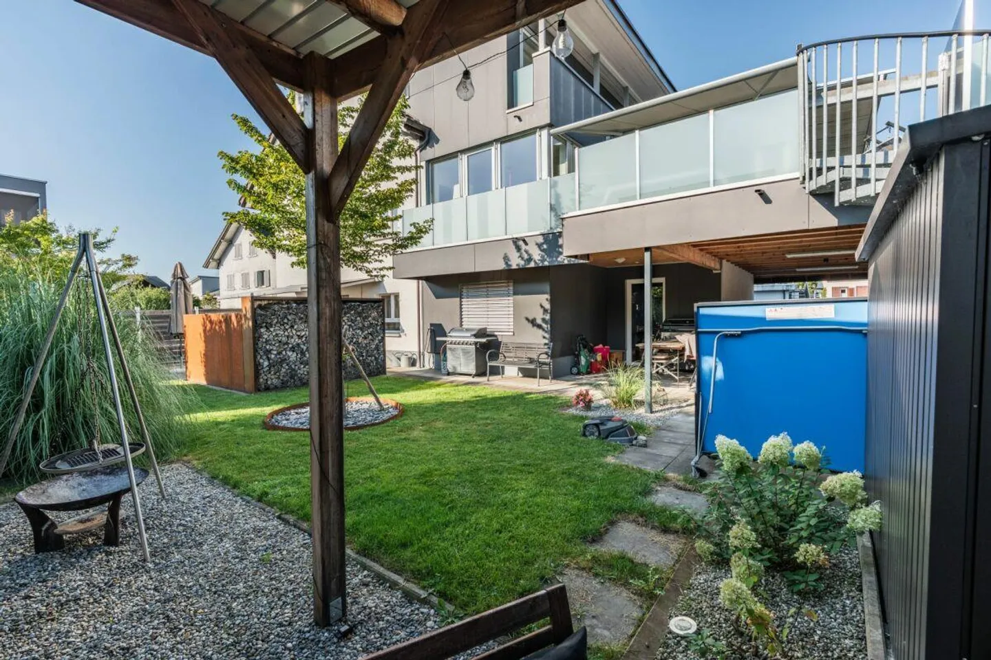 Maison individuelle spacieuse de 8 pièces avec appartement, jardin et grande terrasse - Photo 1 sur 14