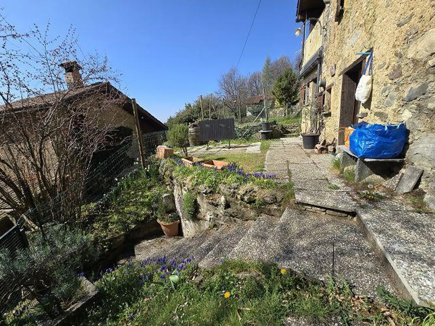 Rustico di 3 stanze con piccolo giardino in una posizione molto tranquilla e soleggiata... - Foto 24 di 32