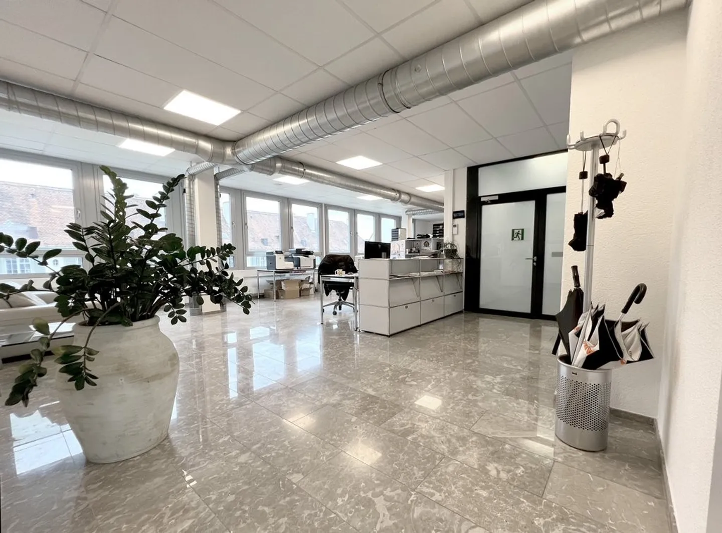 Espace de bureau moderne à louer : spacieux, lumineux et idéalement situé - Photo 4 sur 10