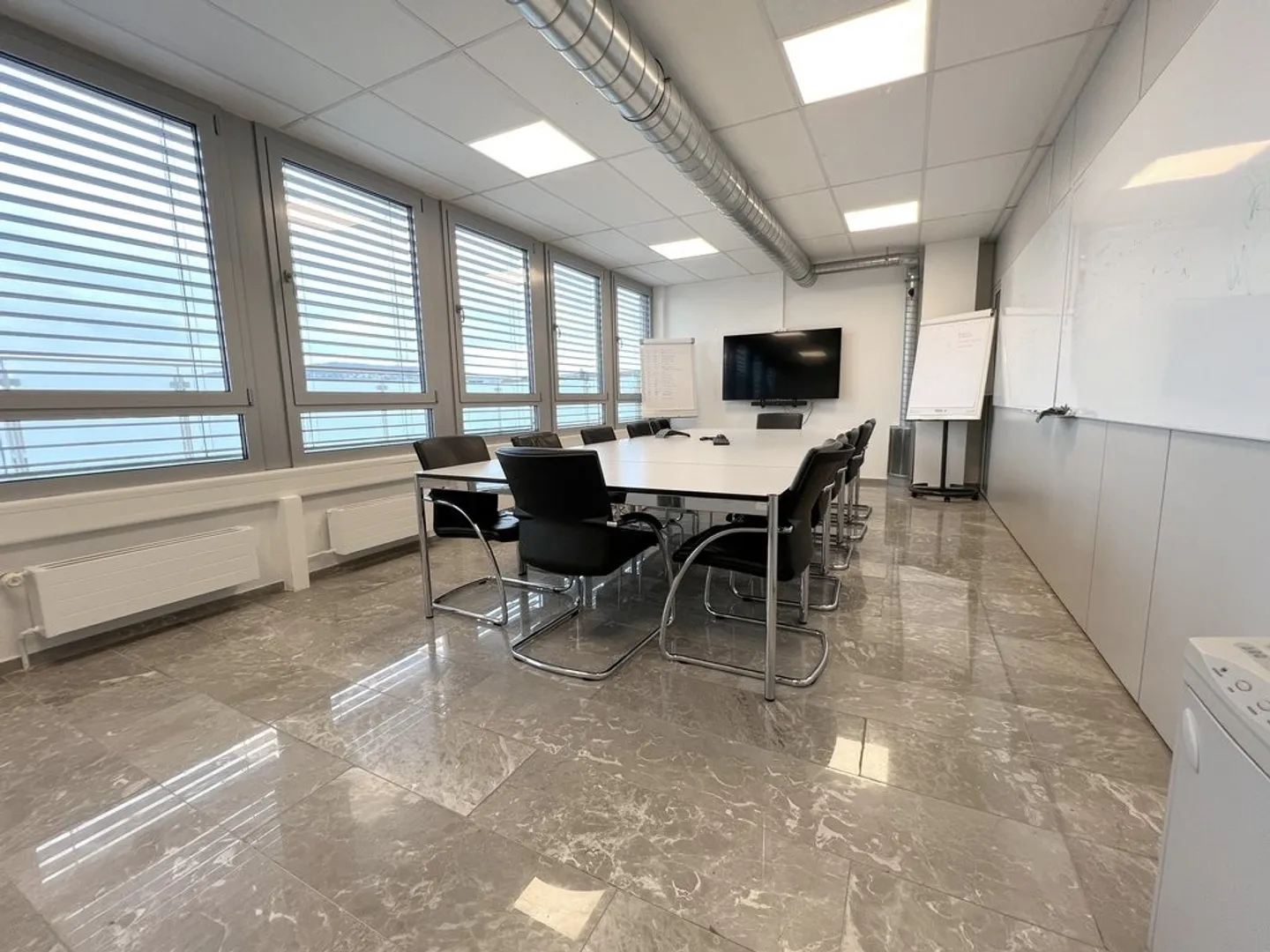 Espace de bureau moderne à louer : spacieux, lumineux et idéalement situé - Photo 8 sur 10