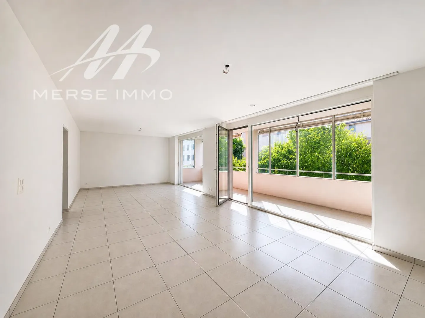 Ampio appartamento di 5,5 stanze con balcone, a pochi passi dal centro di Biel - Foto 1 di 9